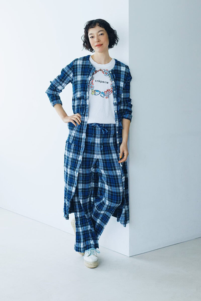 シャツワンピース¥47,300、パンツ¥31,900、中のトップス¥28,600/すべてクレプリ ツモリチサト(チームES)、スニーカー参考商品/ツモリチサト(津森千里デザインスタジオ)