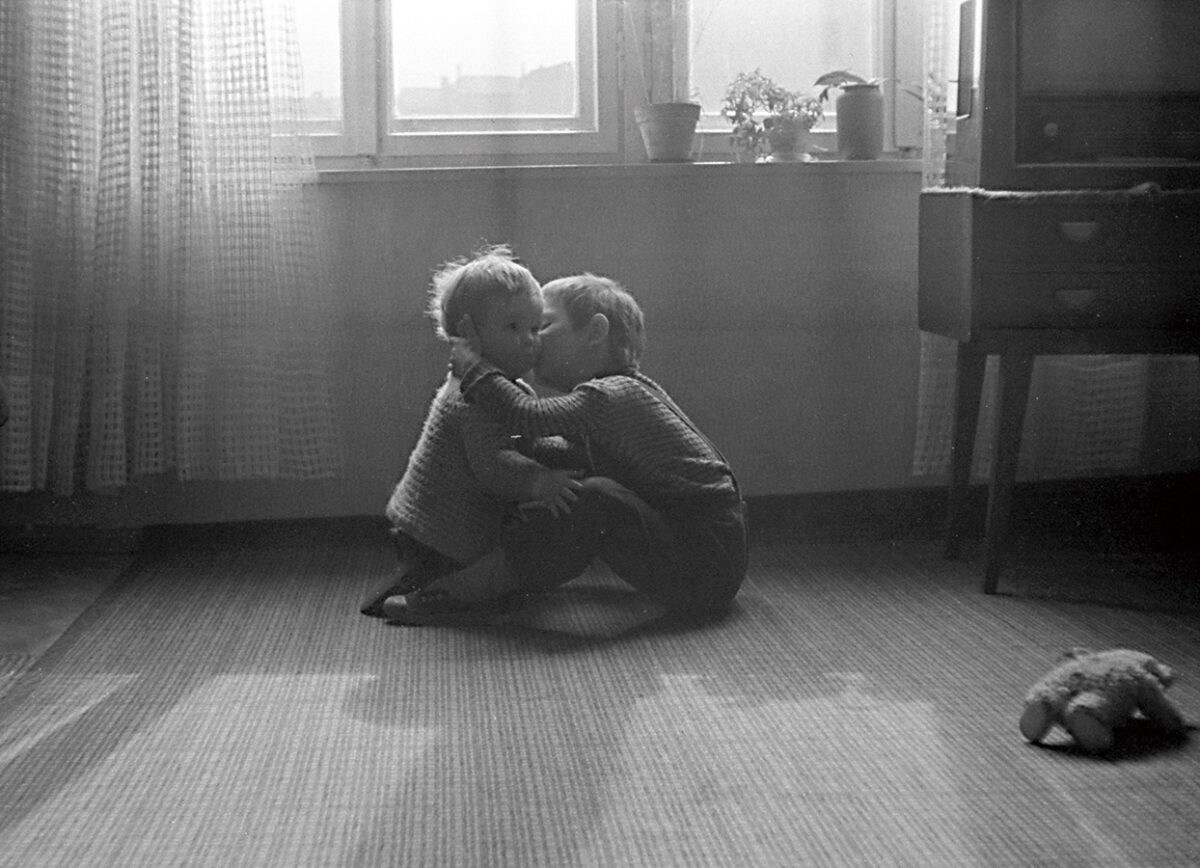 ブリギッテ・フォイクト《兄妹》1964 年 © Estate Brigitte Voigt. Courtesy Loock Galerie, Berlin