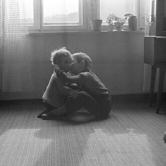 ブリギッテ・フォイクト《兄妹》1964 年 © Estate Brigitte Voigt. Courtesy Loock Galerie, Berlin