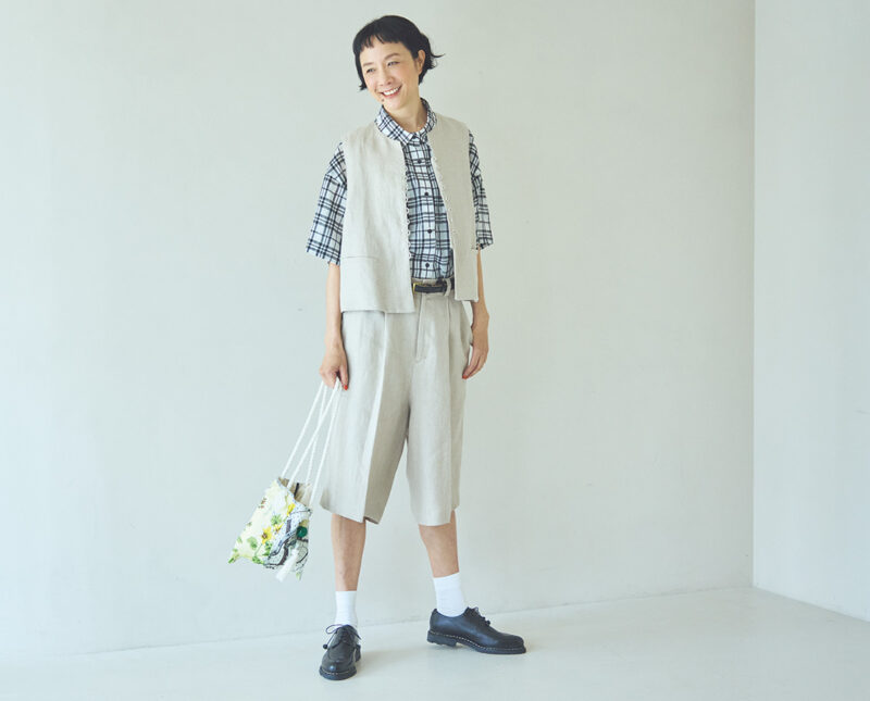 ベスト¥28,600、ハーフパンツ¥26,400/ともにロワズィール、シャツ¥35,200/レキップ、ベルト¥17,600/スズキ タカユキ、バッグ¥19,800/マニプリ、シューズ¥94,600/パラブーツ(パラブーツ青山店)