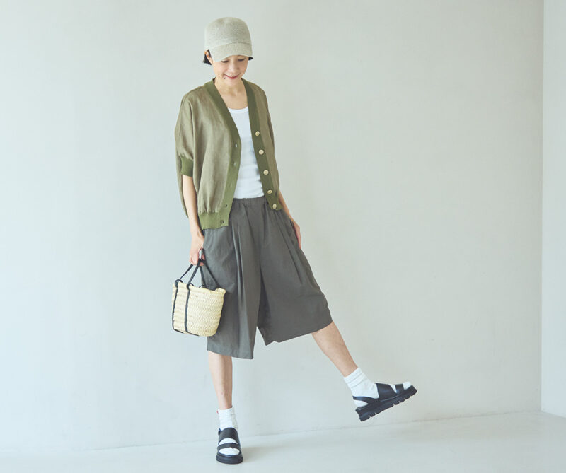 パンツ¥37,400/スズキ タカユキ、リネンカーディガン¥24,200/ル シェル ド ハリス(金万)、タンクトップ¥2,200/ロバート・ピー・ミラー(GSIアブロス)、かごバッグ¥14,300/ケッシュ ル エッセンシャル(ザ エディット ストア)、靴下¥1,430/ユニバーサルオーバーオール(ロングス)、サンダル¥46,200/プレインピープル、キャップ¥13,200/テール(ともにプレインピープル青山)