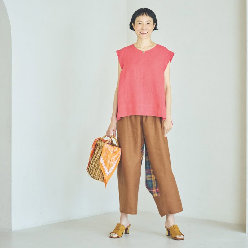ブラウス¥22,000、バッグ¥17,600/ともにハリス(金万)、リネンパンツ¥85,800/デ・ドゥエ、ネックレス¥46,200/ダニエラ・デ・マルキ、サンダル¥66,000/チエ・ミハラ(すべてアッシュ・ペー・フランス)、スカーフ¥22,000/マニプリ