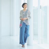 【50代の肌見せおしゃれ】涼しげな透け感素材を上手に着こなすには？　
アイテム選びとコーディネートの最適解 