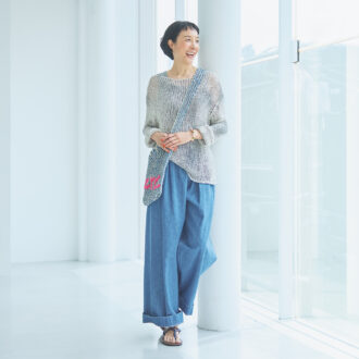 【50代の肌見せおしゃれ】涼しげな透け感素材を上手に着こなすには？　
アイテム選びとコーディネートの最適解 