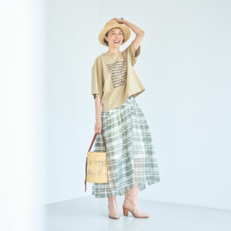 スカート¥63,800/ エンダレンス、Tシャツ¥8,800/ル シェル ド ハリス(金万)、中にはいたショートパンツ¥22,000/ヘリーハンセン(ヘリーハンセン 原宿店)、かごバッグ¥15,400/ケッシュ ル エッセンシャル(ザ エディット ストア)、帽子¥40, 700/ミュールバウアー(アッシュ・ペー・フランス)、ウェスタンブーツ¥148,500/ビィウィッチ、バングル¥36,300/アダワットトゥアレグ(ザエディット ストア)