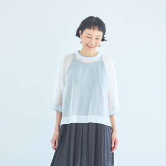シアニットカットソー¥30,800/プレインピープル(プレインピープル青山)、ワンピース¥52,800/パドカレ(パドカレ六本木)、ピアス¥29,700/ナッシュ(アッシュ・ペー・フランス)