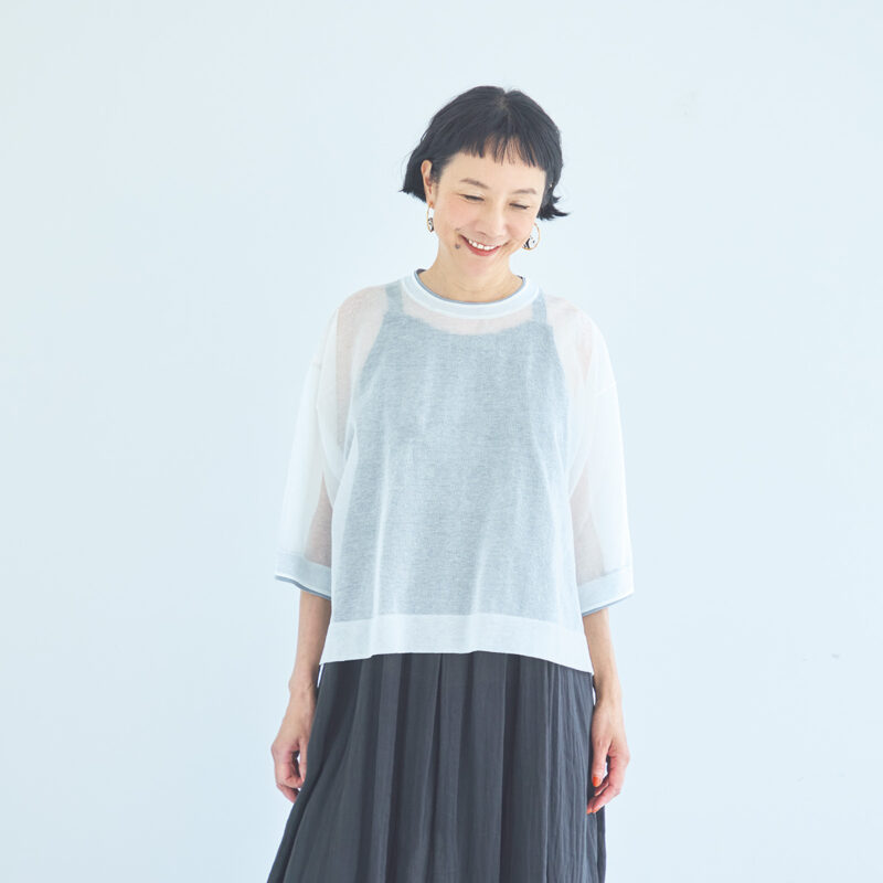 シアニットカットソー¥30,800/プレインピープル(プレインピープル青山)、ワンピース¥52,800/パドカレ(パドカレ六本木)、ピアス¥29,700/ナッシュ(アッシュ・ペー・フランス)