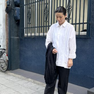 【大阪スナップ】繊細な刺しゅうが目を引くメンズラインの白シャツを主役に