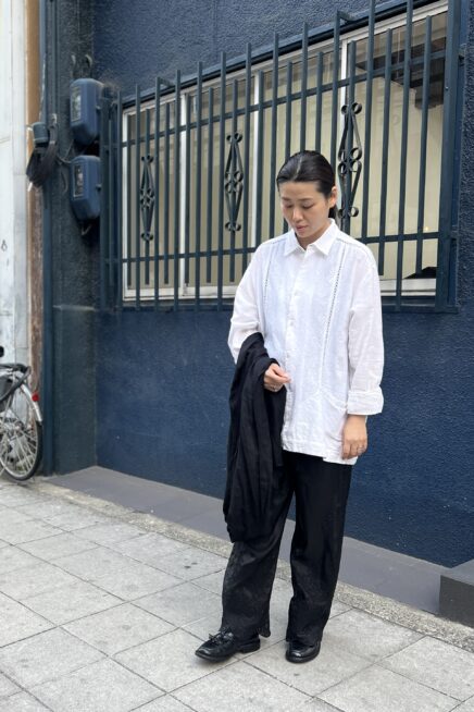 【大阪スナップ】繊細な刺しゅうが目を引くメンズラインの白シャツを主役に
