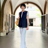 【京都スナップ】「ドゥクラッセ」のジレはホワイトパンツで爽やかに着こなす