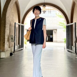 【京都スナップ】「ドゥクラッセ」のジレはホワイトパンツで爽やかに着こなす