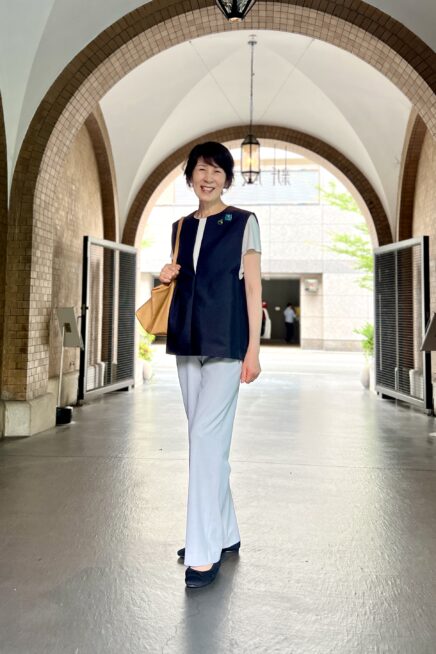 【京都スナップ】「ドゥクラッセ」のジレはホワイトパンツで爽やかに着こなす