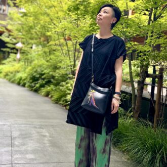 【京都スナップ】ファッショニスタ愛用の「ミー イッセイミヤケ」を個性的なアクセで遊ぶ