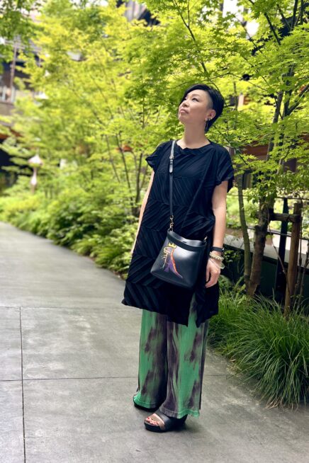 【京都スナップ】ファッショニスタ愛用の「ミー イッセイミヤケ」を個性的なアクセで遊ぶ