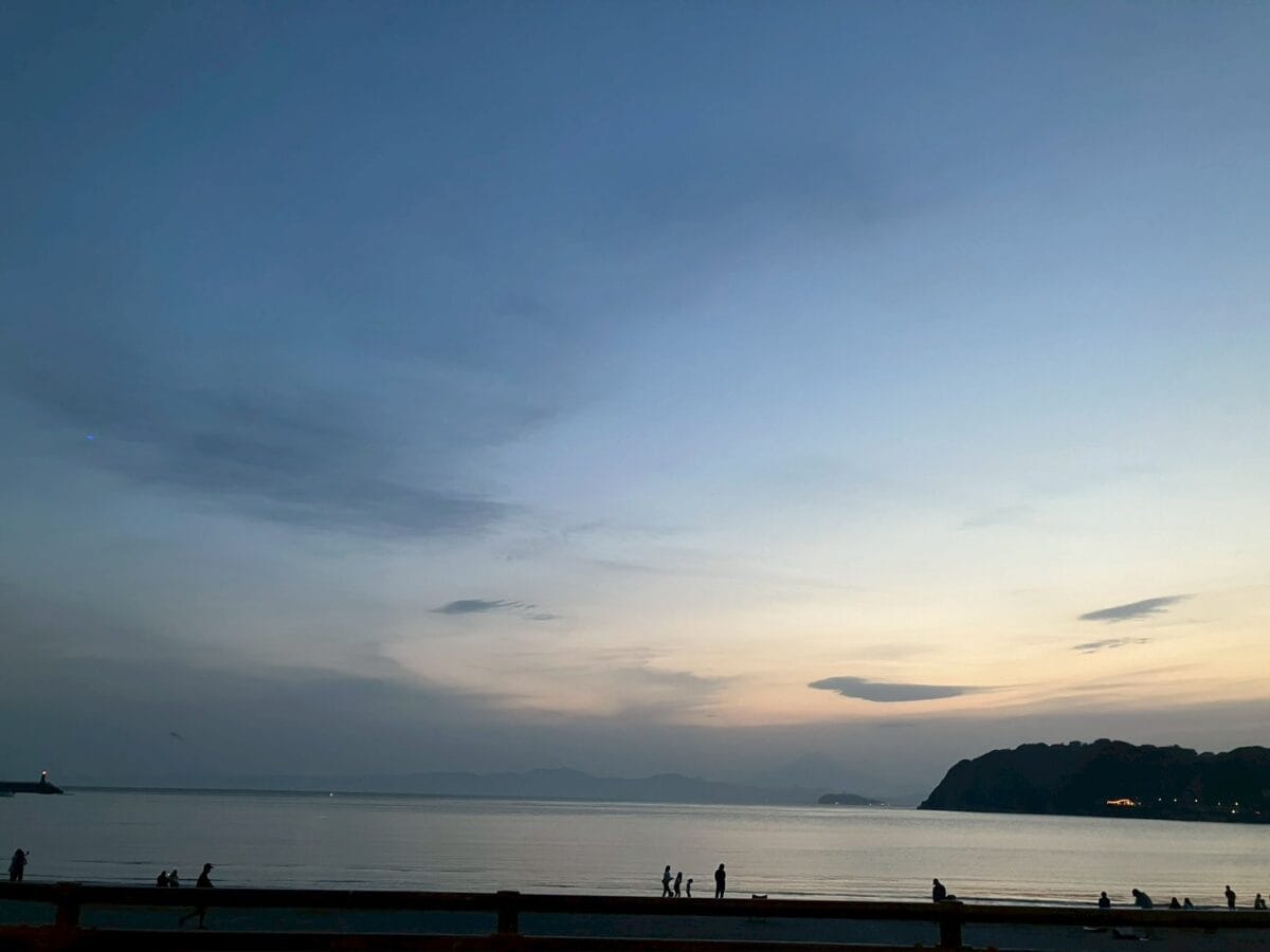 太陽が沈んでもたくさんの人で賑わう海岸。