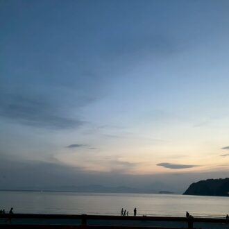 太陽が沈んでもたくさんの人で賑わう海岸。