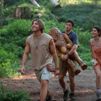旅仲間で親友の男女二人を描くラブストーリー。Netflix映画『あなたとわたしの夏の旅』独占配信中