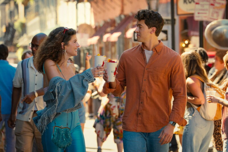 エミリー・ベイダーとトム・ブライスが共演。Netflix映画『あなたとわたしの夏の旅』独占配信中