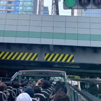 スカイバスの「皇居・銀座・丸の内コース」。頭すれすれの高さで高架下をすり抜ける瞬間はスリル満点