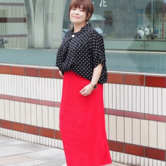 【1週間スナップ】50代のおしゃれさんはスニーカーに何合わせてる？ 雨の日も快適＆洒落る着こなし7選