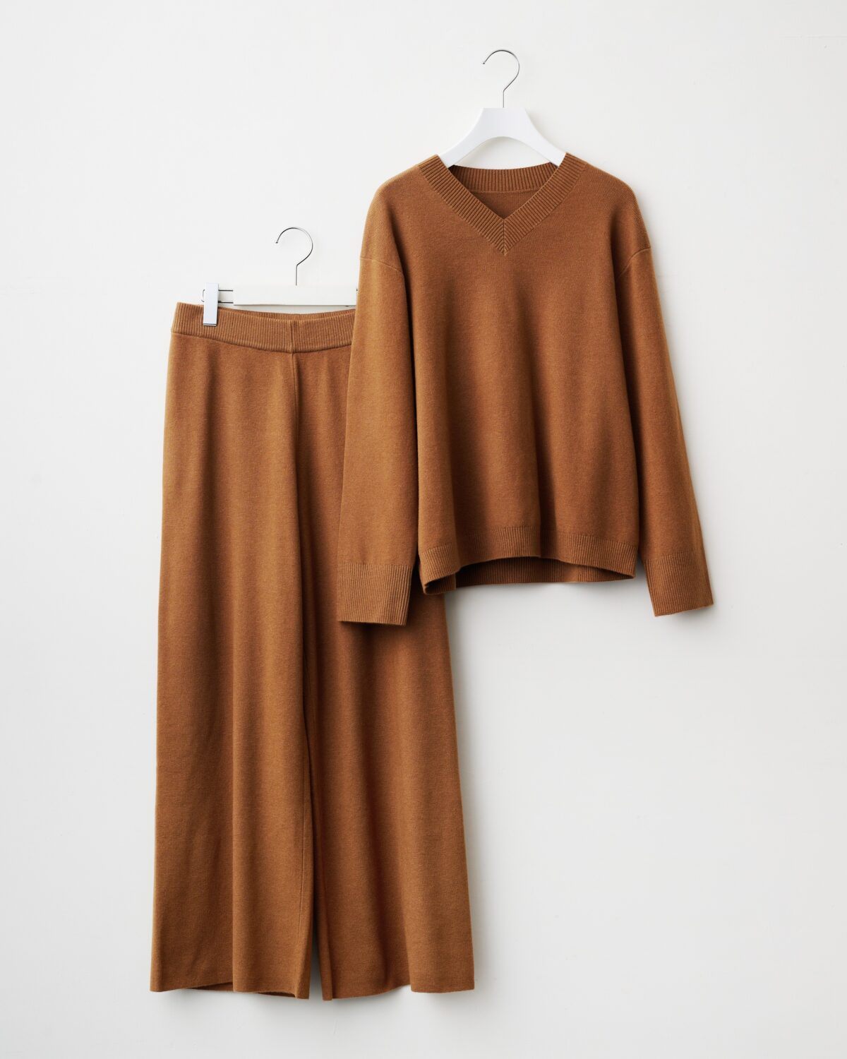 ユニクロ ウォッシャブルニットVネックセーター　￥2,990 ウォッシャブルニットパンツ　￥2,990