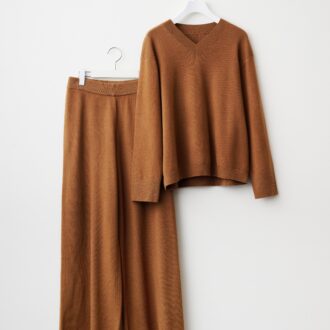 ユニクロ ウォッシャブルニットVネックセーター　￥2,990 ウォッシャブルニットパンツ　￥2,990