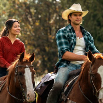 主人公ドーンを演じるのは、ミランダ・コスグローヴ。Netflix映画『パリス？ で恋に落ちる方法』独占配信中