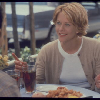 メグ・ライアンのファッションも可愛い。『ユー・ガット・メール』 © 1998 Warner Bros. Entertainment Inc. All rights reserved.
