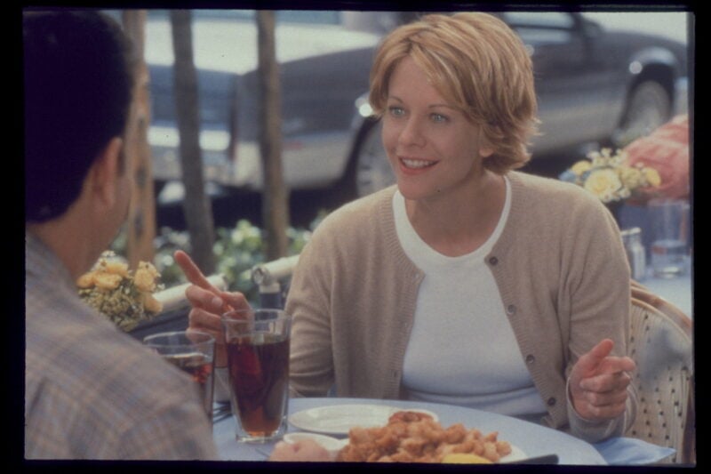 メグ・ライアンのファッションも可愛い。『ユー・ガット・メール』 © 1998 Warner Bros. Entertainment Inc. All rights reserved.