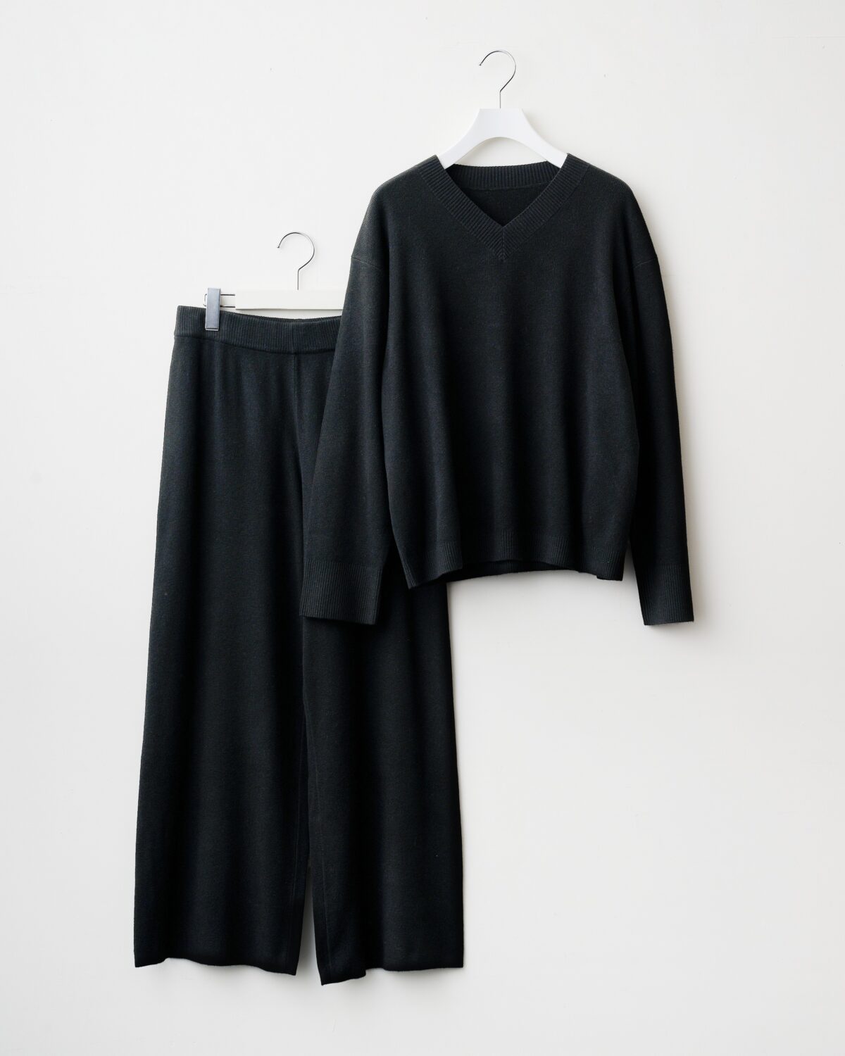 ユニクロ ウォッシャブルニットVネックセーター　￥2,990 ウォッシャブルニットパンツ　￥2,990