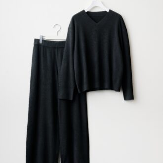 ユニクロ ウォッシャブルニットVネックセーター　￥2,990 ウォッシャブルニットパンツ　￥2,990