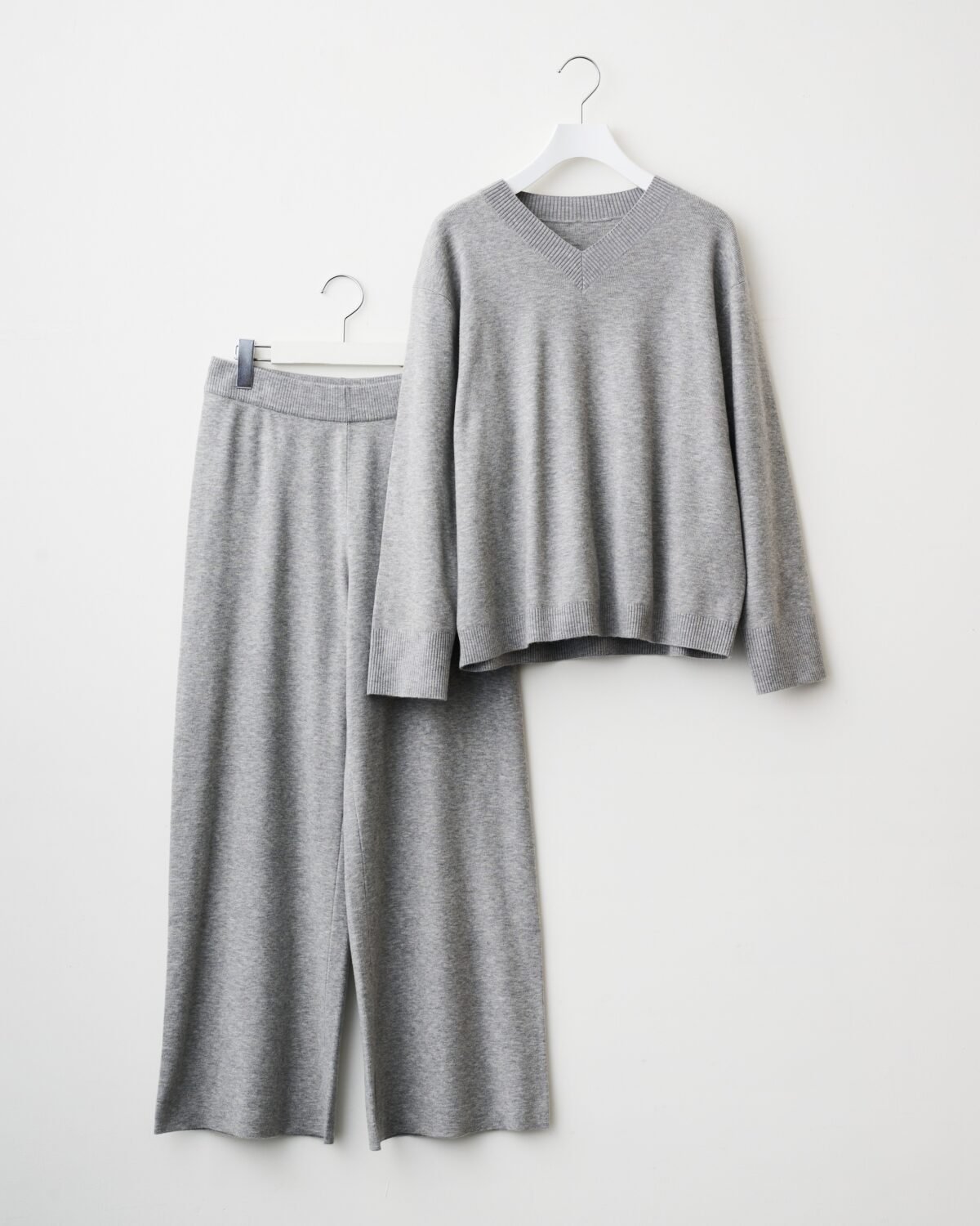 ユニクロ ウォッシャブルニットVネックセーター　￥2,990 ウォッシャブルニットパンツ　￥2,990
