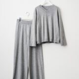 【ユニクロで指名買い】50代が選ぶべき１着
大人に似合う上品ベーシックなニットのセットアップ