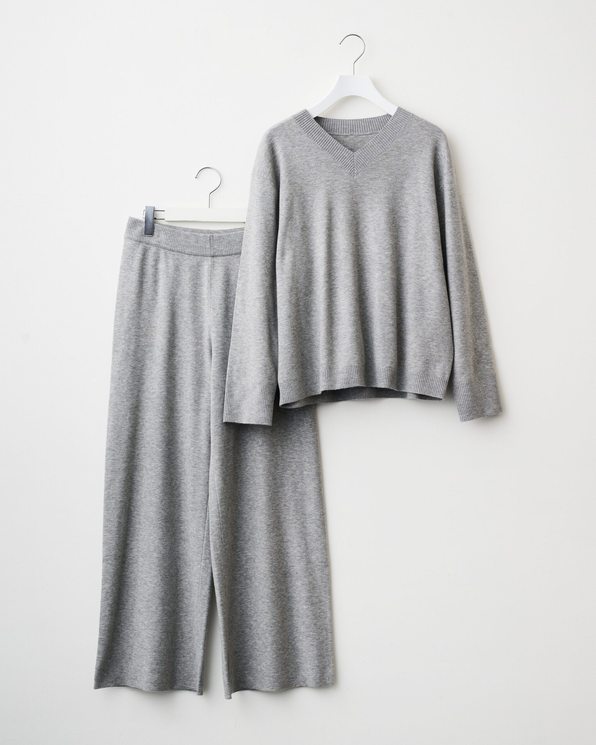 ユニクロ ウォッシャブルニットVネックセーター　￥2,990 ウォッシャブルニットパンツ　￥2,990