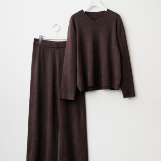 ユニクロ ウォッシャブルニットVネックセーター　￥2,990 ウォッシャブルニットパンツ　￥2,990