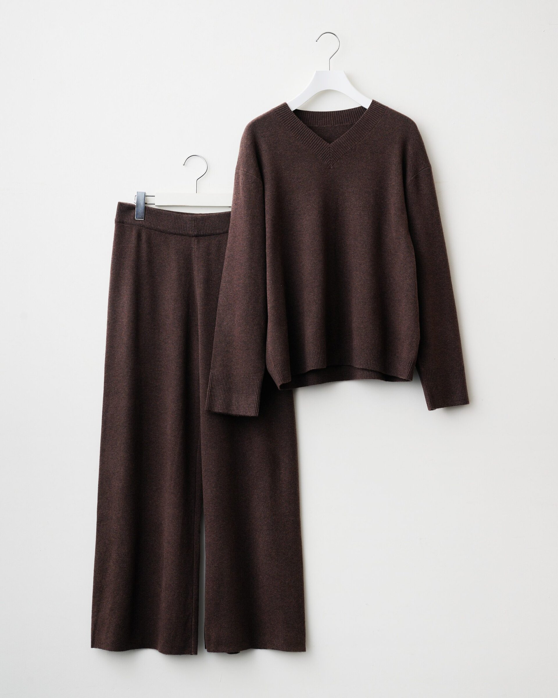 ユニクロ ウォッシャブルニットVネックセーター　￥2,990 ウォッシャブルニットパンツ　￥2,990