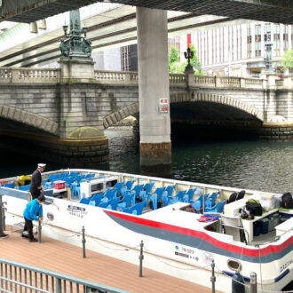 日本橋クルーズの船は、屋根のないオープンな大型ボート