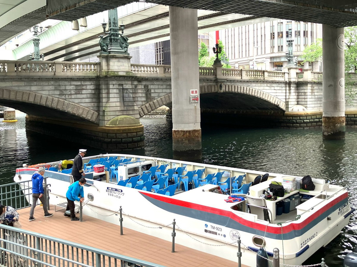 日本橋クルーズの船は、屋根のないオープンな大型ボート