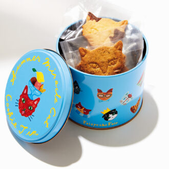 ミュージシャンの坂本美雨さん、イラストレーターの前田ひさえさんとコラボした「Miracle Cat Cookie Tin ( 神様のいたずらネコクッキー缶)」
