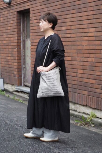 【スナップ】夏のブラックは素材であか抜ける！ レザー好きの心をつかむ「イロセ」のバッグがポイント