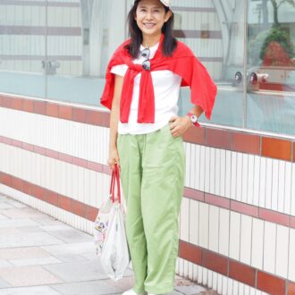 【スナップ】「ユニクロ」の白Tシャツはカラーアイテムで遊ぶ！ スヌーピー愛あふれる小物使いも◎
