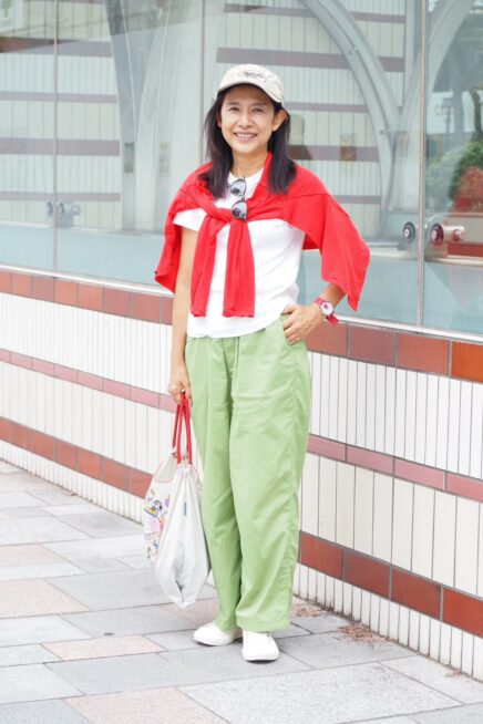 【スナップ】「ユニクロ」の白Tシャツはカラーアイテムで遊ぶ！ スヌーピー愛あふれる小物使いも◎