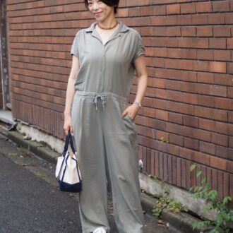 【1週間スナップ】50代のおしゃれさんはスニーカーに何合わせてる？ 雨の日も快適＆洒落る着こなし7選