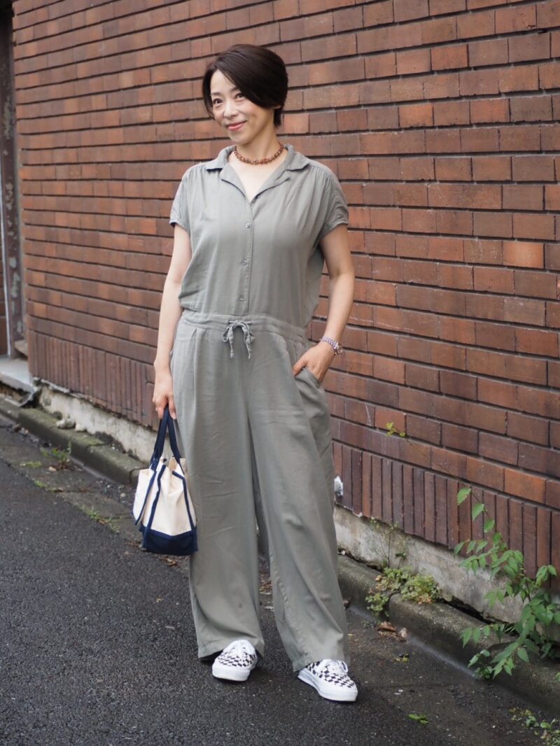 【1週間スナップ】50代のおしゃれさんはスニーカーに何合わせてる? 雨の日も快適&洒落る着こなし7選