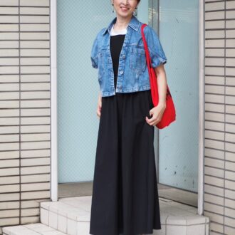 【1週間スナップ】50代のおしゃれさんはスニーカーに何合わせてる？ 雨の日も快適＆洒落る着こなし7選