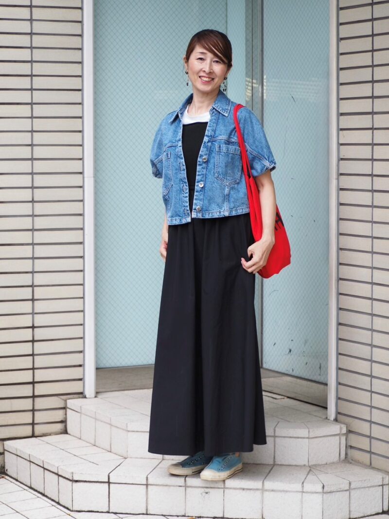 【1週間スナップ】50代のおしゃれさんはスニーカーに何合わせてる? 雨の日も快適&洒落る着こなし7選