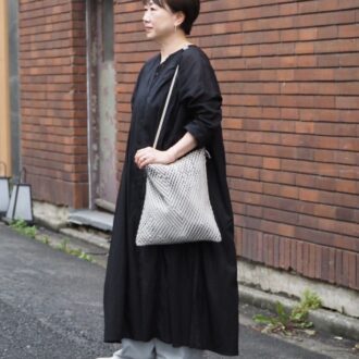 【1週間スナップ】50代のおしゃれさんはスニーカーに何合わせてる？ 雨の日も快適＆洒落る着こなし7選