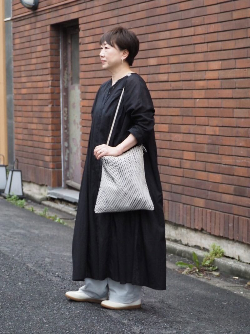 【1週間スナップ】50代のおしゃれさんはスニーカーに何合わせてる? 雨の日も快適&洒落る着こなし7選