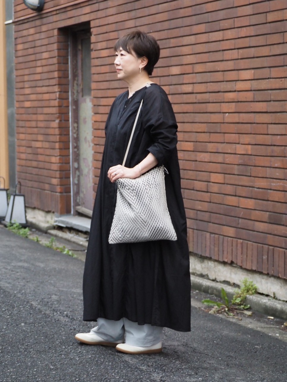 【1週間スナップ】50代のおしゃれさんはスニーカーに何合わせてる？ 雨の日も快適＆洒落る着こなし7選