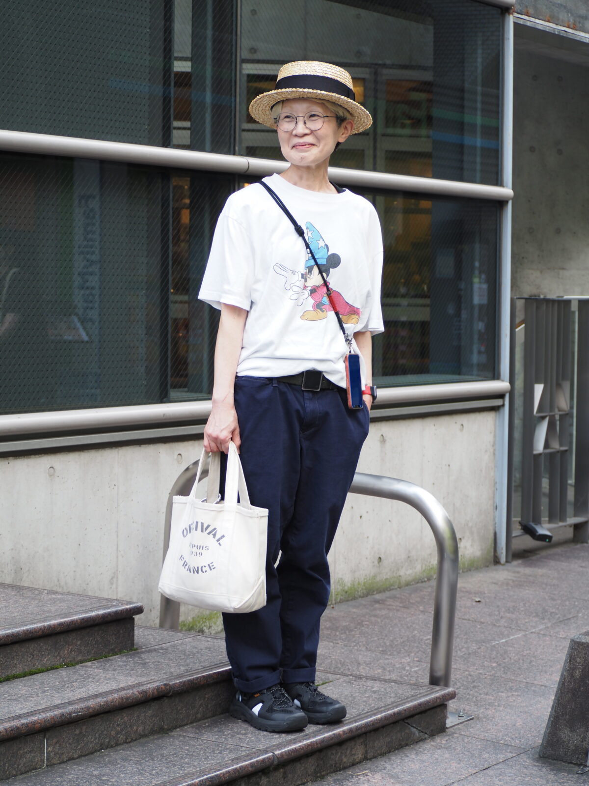 【1週間スナップ】50代のおしゃれさんはスニーカーに何合わせてる? 雨の日も快適&洒落る着こなし7選